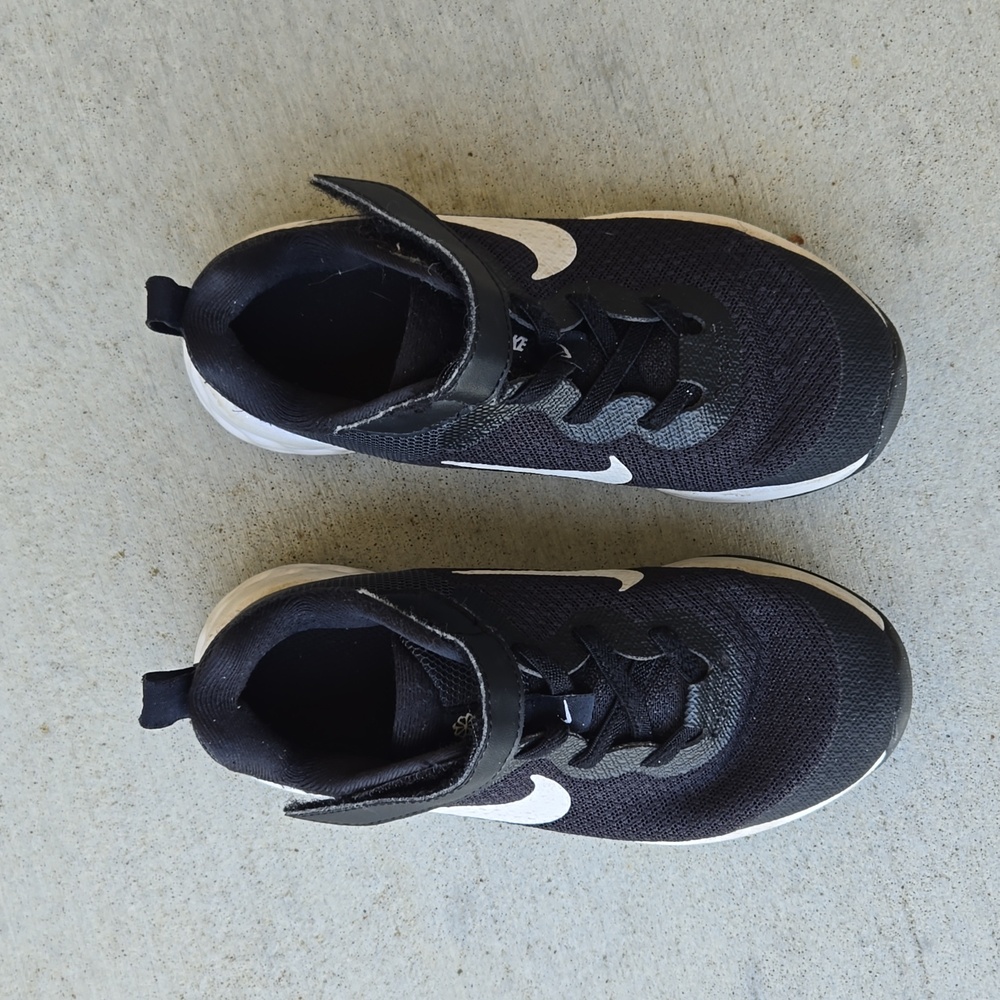 Nike Kids Black and White Sneakers - Picture 2 of 4